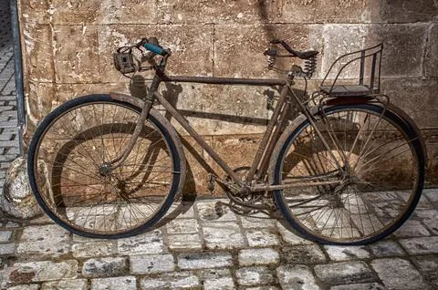 Old bicycle leaned on facade. Foto stock