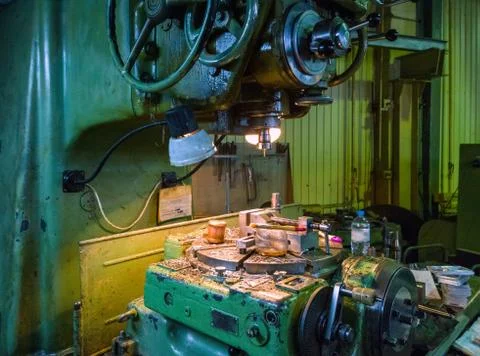 Old big 5-axis milling machine manual control indexing table Stockfoto's