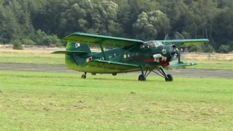 Old biplane on a grass runway. Vídeos de archivo 145209778