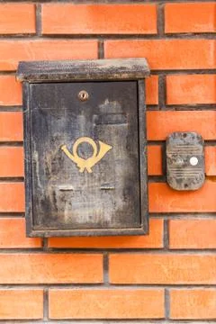 Old black mailbox on the wall Foto stock