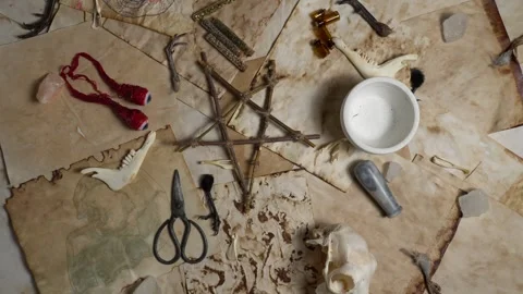 Old blank witchcraft or magic book pages with alchemy objects pentagram and.. Vídeos de archivo 314613636