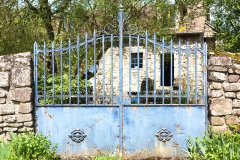 Old blue gate and typical stone house in Saint-Ceneri-le-Gerei/FRANCE Фото
