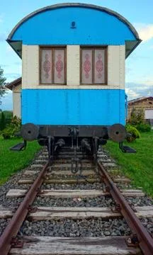 Old blue wagon on rails with empty windows Foto stock