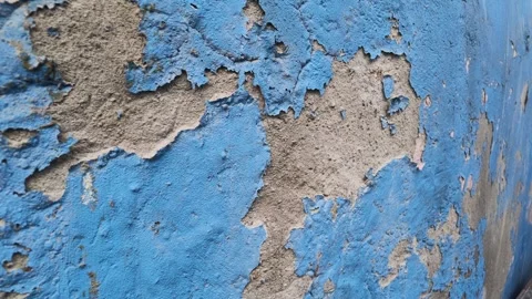 Old blue wall with peeling paint in a worn building Vídeos de archivo 346017318