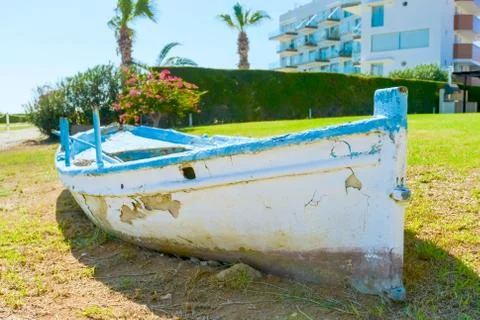 Old boat on the beach 스톡 사진