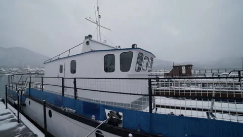 An old boat in a cold snow environment Video stock 186977489