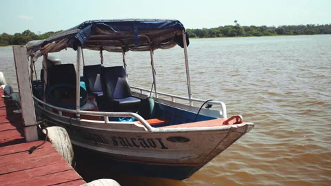 Old boat floating at Amazon river with brown water Vídeo Stock 164048049