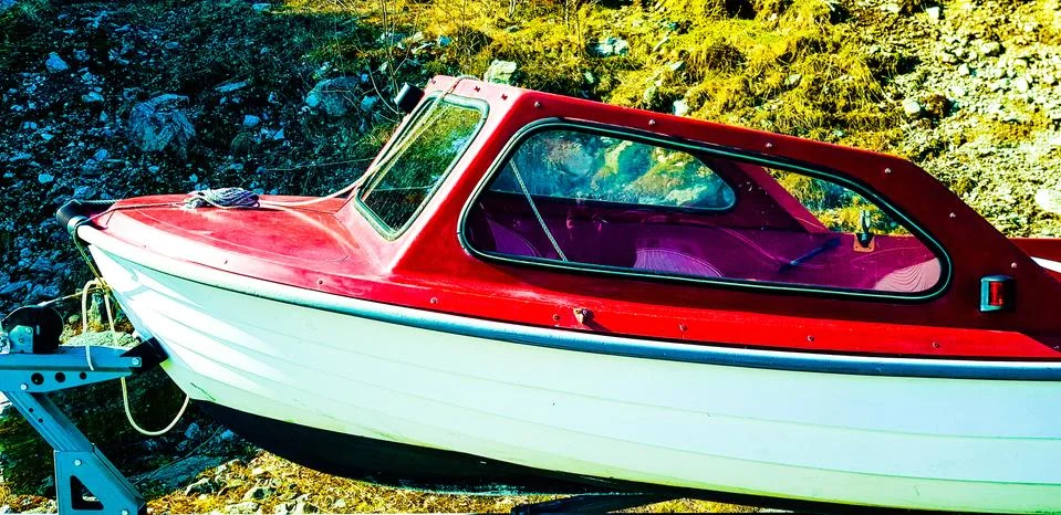 Old boat stranded 스톡 사진