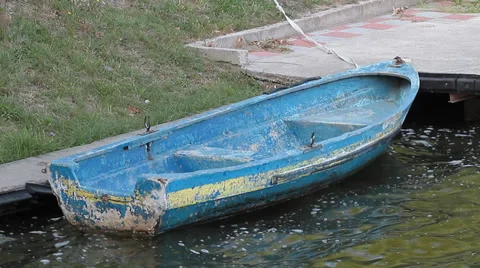 Old boat on water Vídeos de archivo 30832107