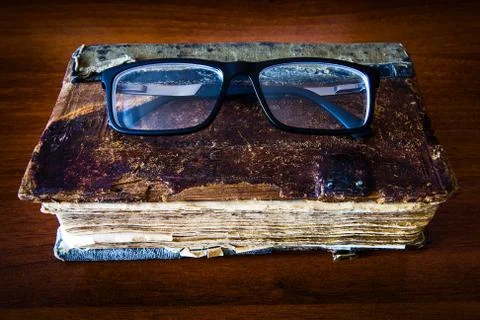 Old Book with a Glasses Foto stock