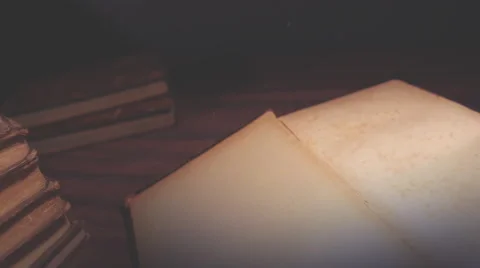 Old Book opening Vídeos de archivo 60952511