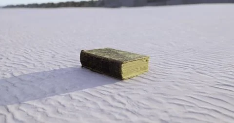 Old book resting on textured sand under a clear sky in open landscape Illustrazione stock