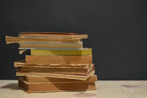 Old book stack on the rustic table 库存照片