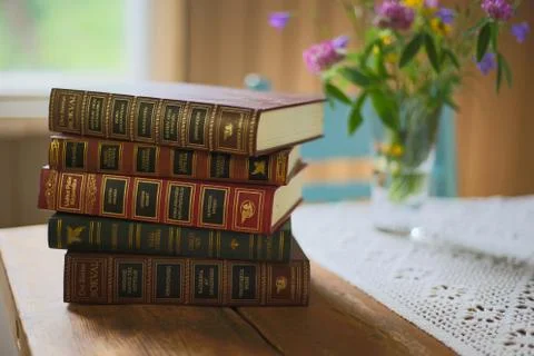 Old books stacked up on table Foto stock