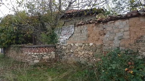 Old boundary wall in Bulgaria, built from different bricks and stones Vídeos de archivo 97207130