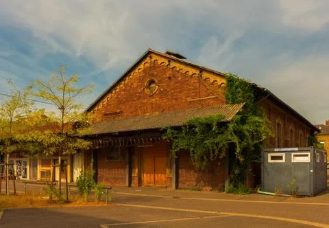 An old brick house under a cloudy sky Foto stock