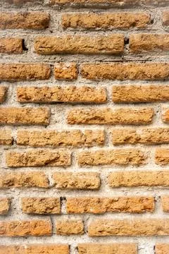Old brick wall construction showing weathered texture pattern Fotos de archivo