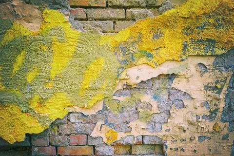 Old Brick Wall with Peeling Plaster and Paint for Architecture Foto stock