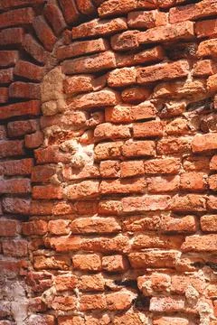 The old brick wall vertical background with grunge texture on surface, side view Foto stock