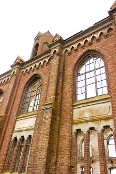 Old brick window openings without glass in the ruins of the old brick Foto stock