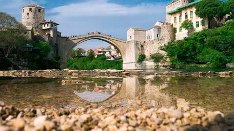 Old Bridge and its reflection in river Neretva - Mostar, Bosnia and Herzegovina Foto stock