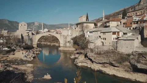 Old bridge in Mostar 스톡 동영상 128687997