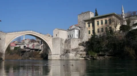 Old bridge in Mostar with view on mosque Видео 47004094