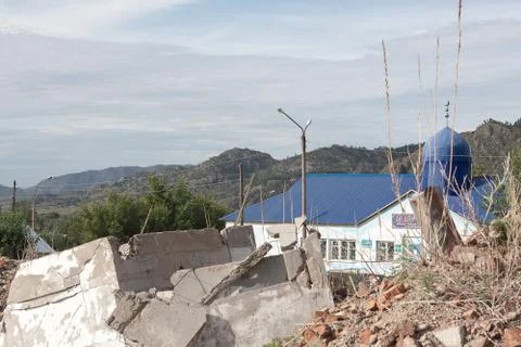 Old broken bricks against the background of the mosque Stock-Fotos