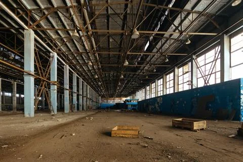 Old broken empty abandoned industrial building interior Foto stock