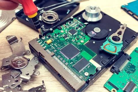 Old broken hard disk drives composition in a repair recovery service concept  Foto stock