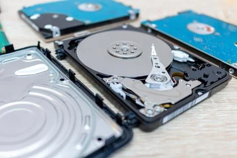 Old broken hard disk drives composition in a repair recovery service concept  Foto stock