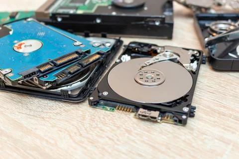 Old broken hard disk drives composition in a repair recovery service concept  Foto stock