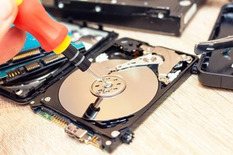 Old broken hard disk drives composition in a repair recovery service concept  Foto stock