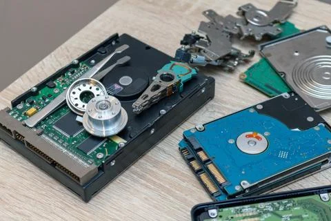 Old broken hard disk drives composition in a repair recovery service concept  Foto stock