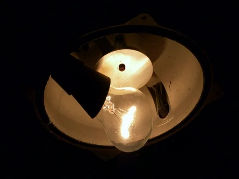 Old broken lamp flickering Video stock 82823589
