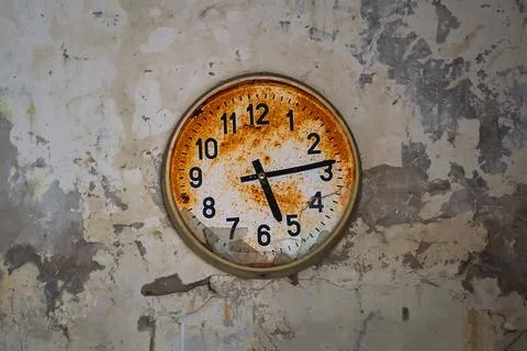 Old broken rusty wall clock in an abandoned building in Pripyat, Chornobyl Ex Foto stock