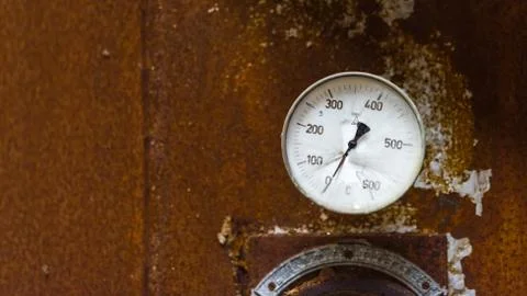The old broken temperature gauge with rusty background Foto stock