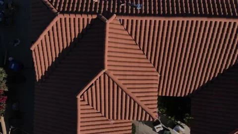Old broken Tile roof on single story house  Vídeos de archivo 168774413