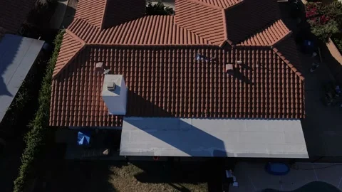 Old broken Tile roof on single story house  Vídeos de archivo 168774448