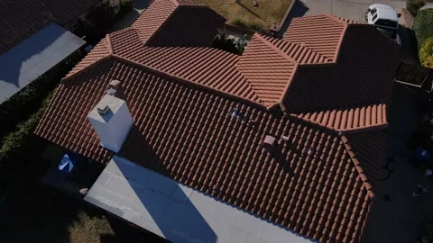 Old broken Tile roof on single story house  Vídeos de archivo 168774548