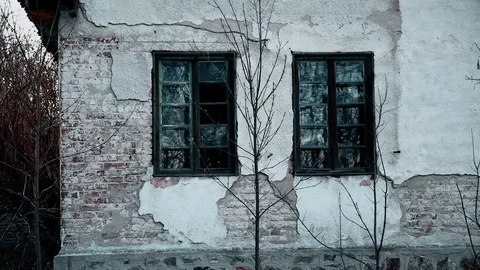 Old broken windows and a wall on an abandoned house in the mountain Vídeo Stock 111634385