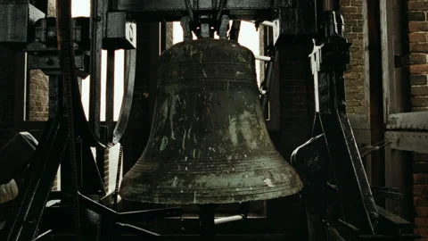Old bronze bell ringing in Amsterdam Vídeos de archivo 334787978
