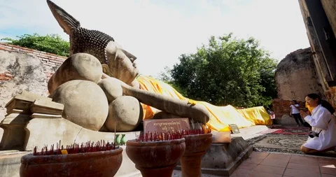 Old buddha sleeping statue with buddhism come to pay respect. Stock Footage 113288967