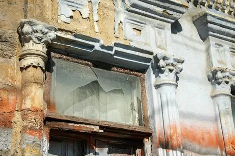 Old building with broken window after strong earthquake Fotos de archivo