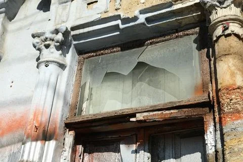 Old building with broken window after strong earthquake Fotos de archivo