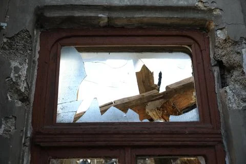 Old building with broken window after strong earthquake Fotos de archivo