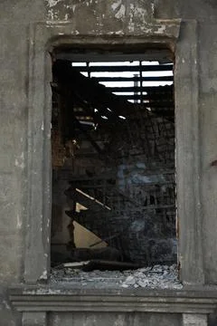 Old building with broken window after strong earthquake Fotos de archivo