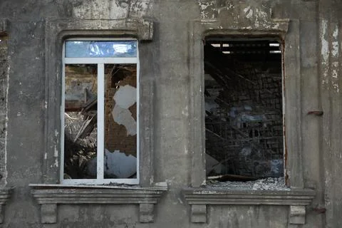 Old building with broken windows after strong earthquake Fotos de archivo
