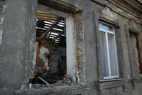 Old building with broken windows after strong earthquake Fotos de archivo