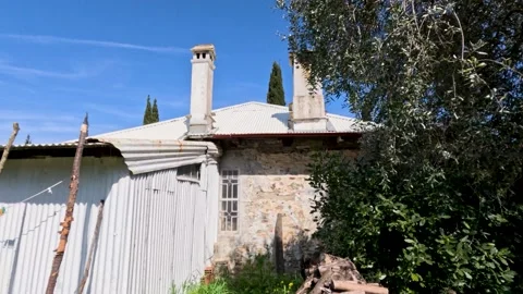 Old building with chimneys and trees in the yard on a sunny day in Australia 库存影片 333206527